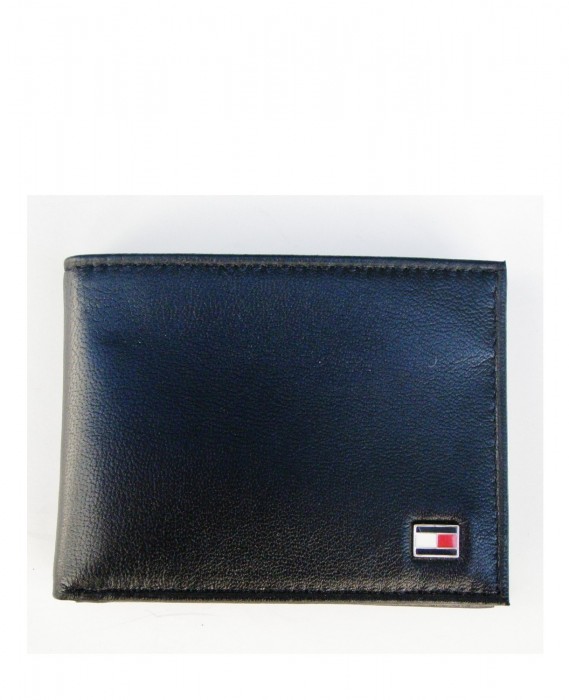 Бумажник мужской Tommy Hilfiger Бумажник мужской Tommy Hilfiger. Сделан из натуральной кожи. 1 карман для банкнот, 2 отверстия для карт, 2 кармана посередине, прозрачный карман для удостоверений или водительских прав.  